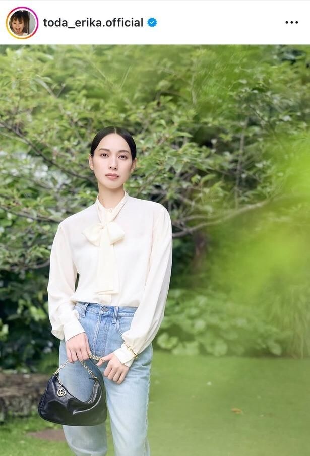 【写真】戸田恵梨香、デニム×白ブラウスの“シンプルコーデ”