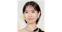 まとめ髪が美肌美顔を演出…戸田恵梨香、デニム×白ブラウスの“シンプルコーデ”に2.8万超の「いいね！」
