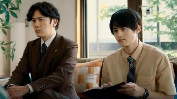 鈴鹿央士“泰地”は稲垣吾郎“星”と共に親の介護を理由に不当解雇された相武紗季“明子”の弁護に奮闘する＜リーガルビート＞