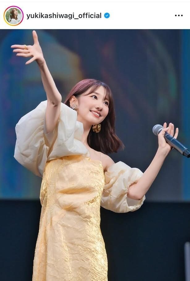  【写真】天まで届けとばかりに伸ばす手…柏木由紀、まばゆい金色“ステージ衣装”姿
