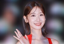 天まで届けとばかりに伸ばす手…柏木由紀、まばゆい金色“ステージ衣装”姿に「めちゃくちゃかわいい！」