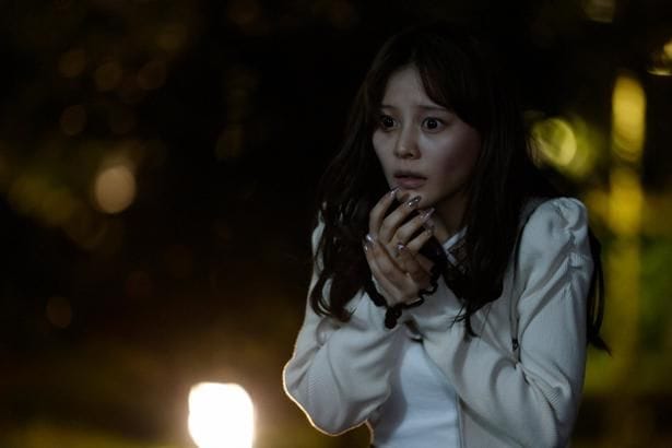 齊藤なぎさ“ユリ”は兄の恋人・小倉ゆうか“瑠璃子”の美しいくびれに憧れる…そんな中、瑠璃子があばら骨を失った姿で発見される＜ストレンジ＞