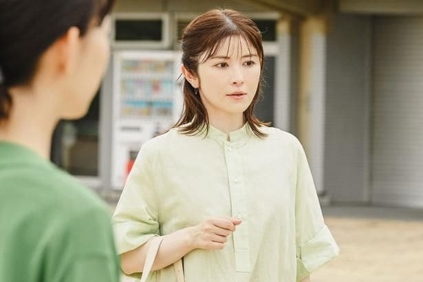 真弓(宮澤エマ)も何か知っている気配…
