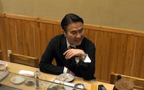 市川右團次、“食の街”神田の名店に惚れ惚れ　感動の味わいを持ち帰るべく“おみや”注文「せがれと家内に」＜今宵、町寿司で＞
