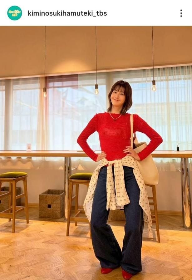  【写真】オシャレすぎる…ドット柄のシャツを腰に巻く松本若菜