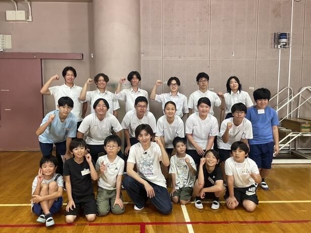 SixTONES京本大我、ろう学校に通う子どもたちとドラムラインパフォーマンスに挑戦