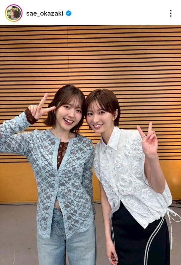 【写真】岡崎紗絵、鈴木愛理と笑顔の仲良しピースショット