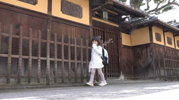 父親にやる気スイッチをいれてもらっておつかいに出かける内気な女の子