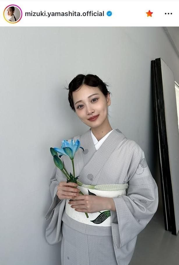 【写真】山下美月、誕生日に花を手に美肌を綺麗に魅せる姿