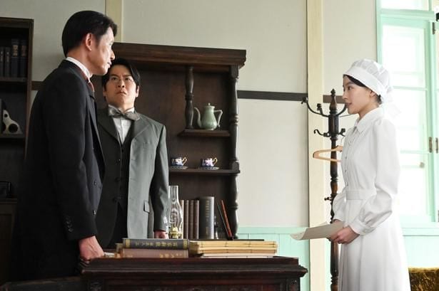 院長・多田(筒井道隆)は直美(上坂樹里)に町医者のリストを渡す