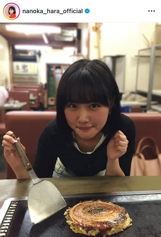 【写真】原菜乃華、握った拳の黒コーデ姿