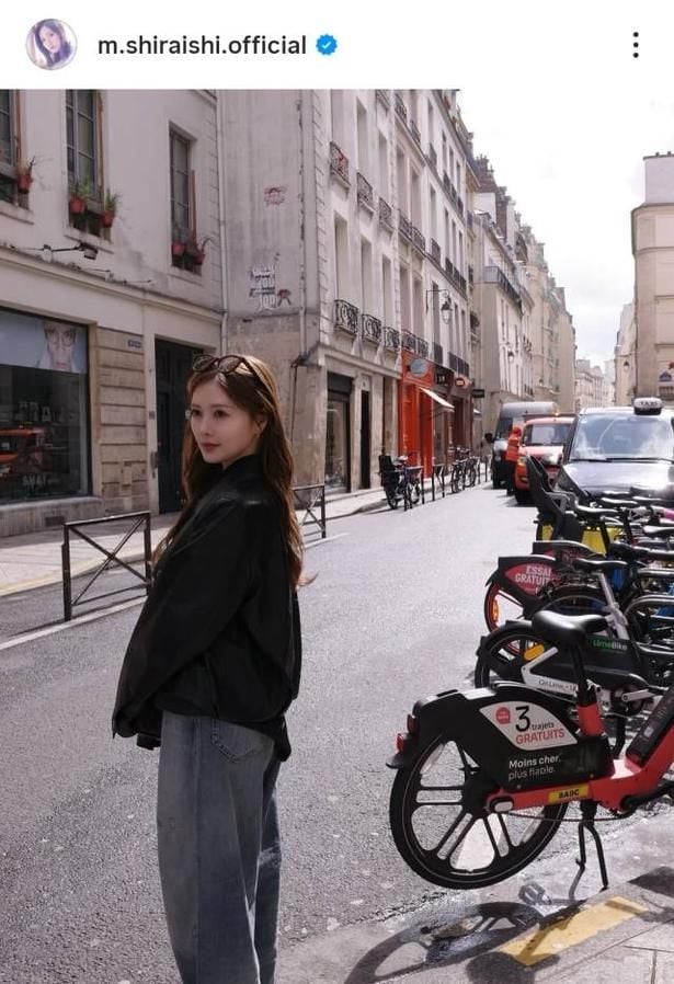 【写真】白石麻衣、パリの街並を背景に革ジャンショット