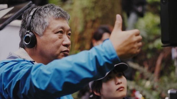 映画撮影中、モニターを見る是枝裕和監督