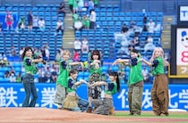 ME:I、神宮球場で新曲「花咲く道」をフルサイズ初披露　MOMONAはノーバウンド投球
