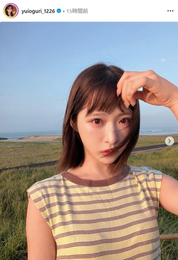【写真】オン眉×ぱっつん前髪姿のAKB48・小栗有以、海＆野原を背景に自然体なショット