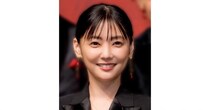 黒“ワンショルダー”ノースリで弾ける…倉科カナ、再会スマイル×ピース姿に「最高」「かわい過ぎ」の声