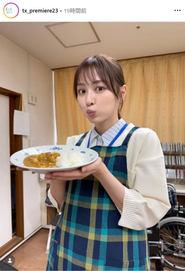 【写真】内田理央、エプロン姿でカレーを持つ姿