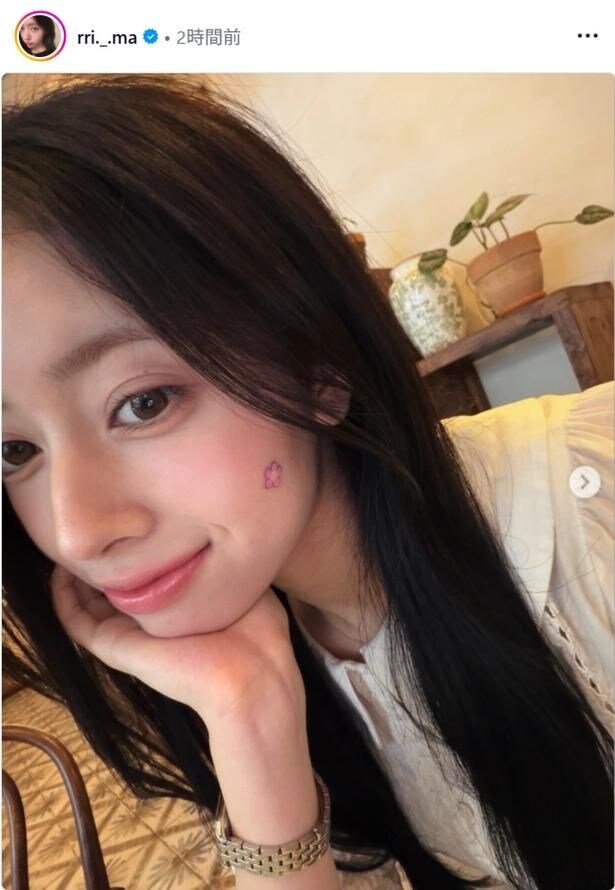 【写真】NiziU・RIMA、頬に花のシールを貼ったアップショット