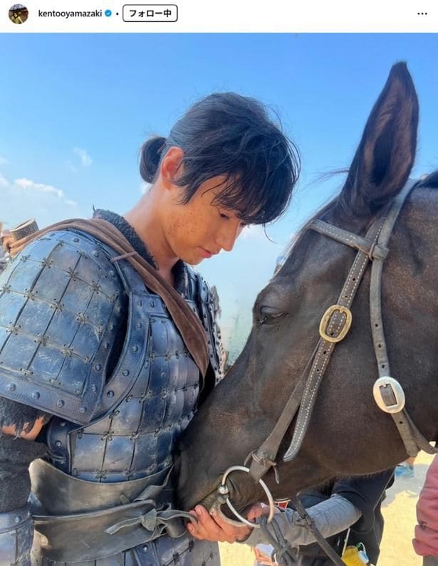 【写真】山崎賢人、愛おしそうに愛馬を見つめる姿に反響多数
