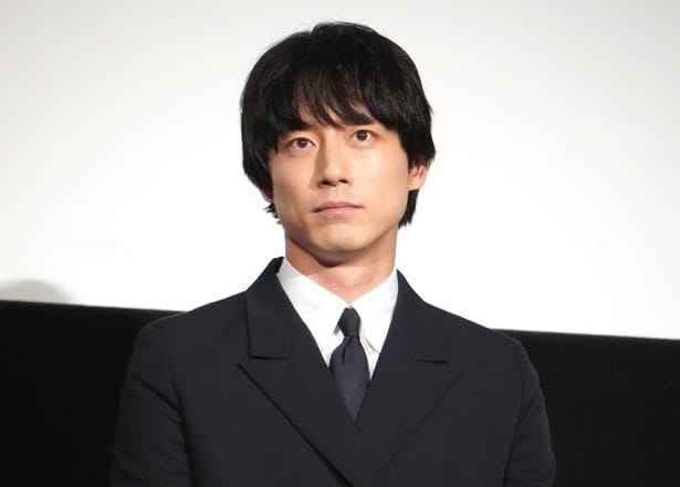 舞台あいさつに登場した坂口健太郎