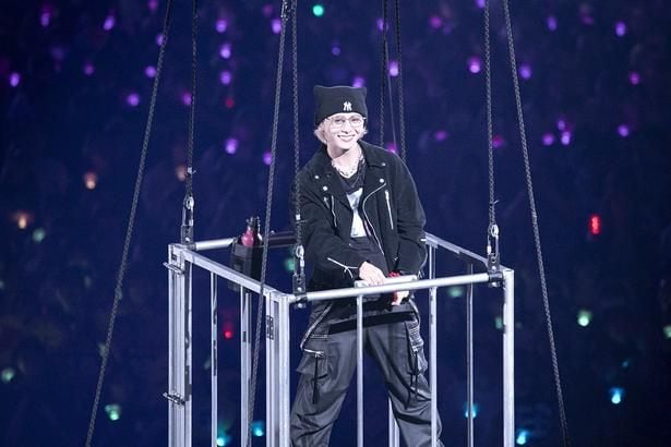 上段の席のファンにも笑顔を届ける山田涼介