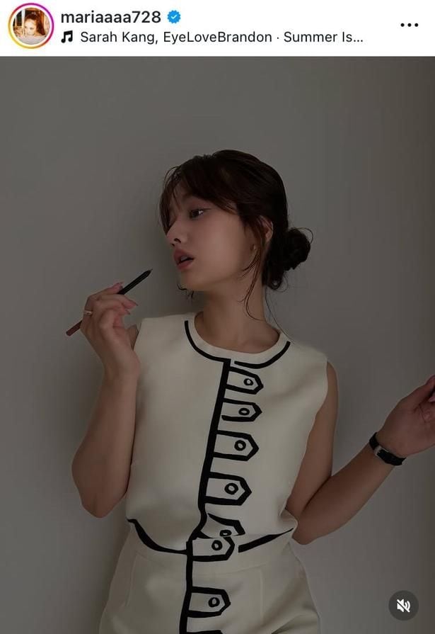 【写真】谷まりあ、視線奪う横顔で素の美しさ際立つノースリ姿