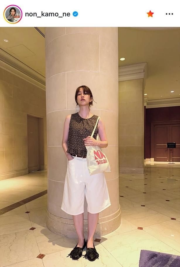 【写真】のん、黒の“ノースリ”×ハーフパンツ姿
