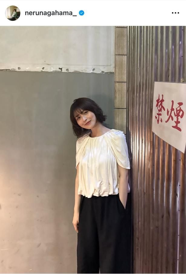  【写真】ふわふわボブヘアの長濱ねる、カメラにむかって柔らかく微笑む…私服オフショット