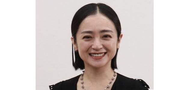 安達祐実、芝生の上でちょこんと体育座りする写真に「まって、可愛すぎ…」など反響