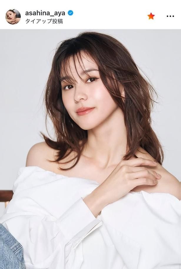 【写真】朝比奈彩、“オフショル”姿で“艶”のある表情