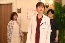 比嘉愛未“光井”、「出産の現場で奇跡は起こらない」と断言する濱正悟“富永”に食い下がる＜ファーストクライ 母子救命救急班＞