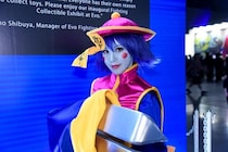 澁谷果歩「ヴァンパイア」“レイレイ”コスプレ…巨大な爪と青い肌を再現「着用には3時間かかる」＜EVO Japan 2026＞