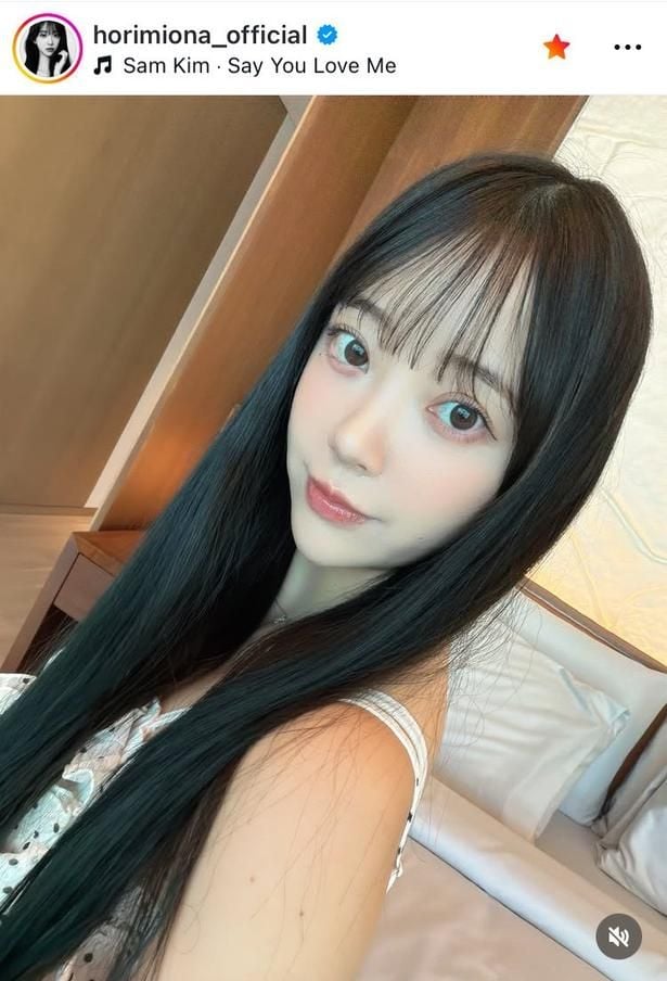 【写真】堀未央奈、細い肩ひもで“ノースリーブ”姿に映える黒髪ロング