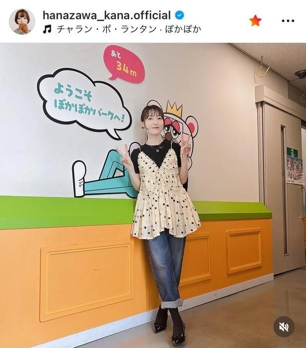 【写真】フリルのドット柄キャミでピース…花澤香菜、デニムで“キュートさ爆上げ”の姿