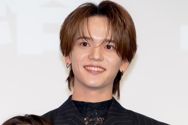 中島颯太、青ポロシャツが似合うキラキラ笑顔ショットに「こんな先生がよかった」の声<Tokyo middle 30>