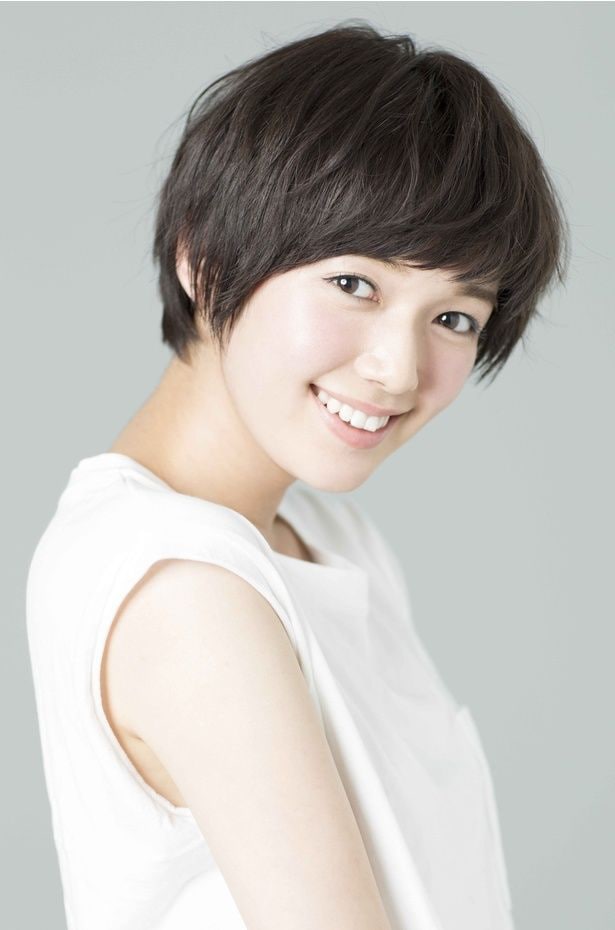 36歳の誕生日を迎えた佐藤栞里、ひまわりカチューシャ・花束で満面の笑み 松本若菜&アンミカらからも祝福の声