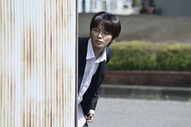 三井(加藤清史郎)は謎の男がスピナーベイトと名乗るところを目撃する