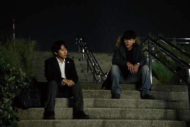 三井(加藤清史郎)に情報を伝える吉見(駿河太郎)