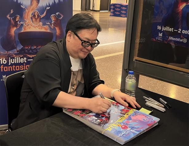 上映後にファンにサインをする錦織監督