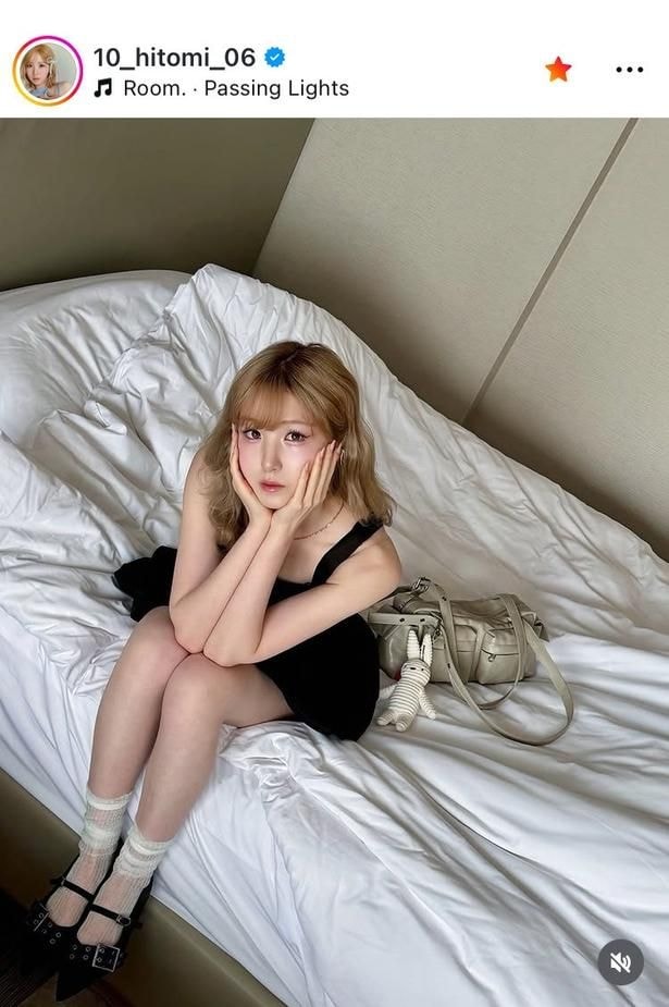 【写真】“ノースリーブ”ワンピで魅了…SAY MY NAME・本田仁美、ベッド上の可憐な姿