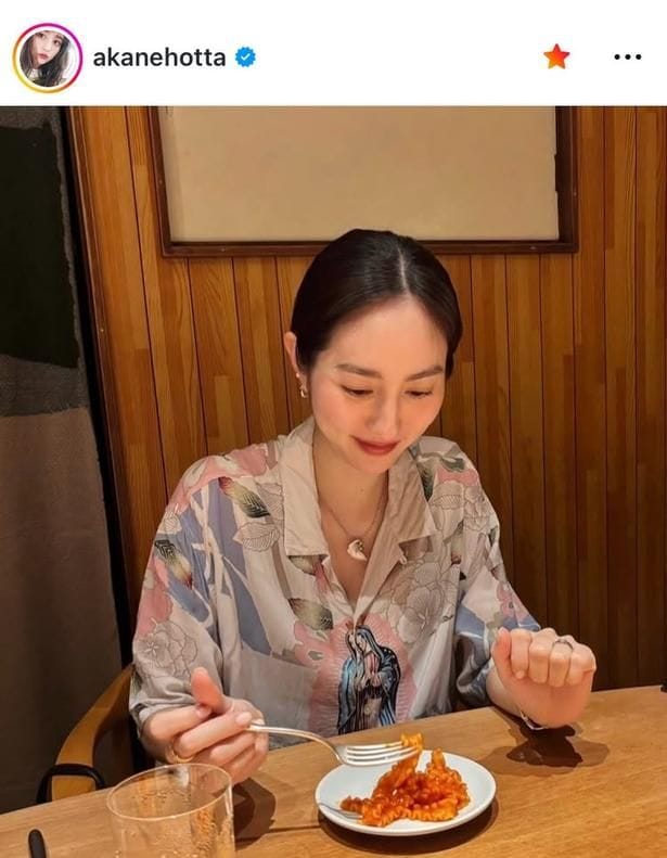 【写真】堀田茜、開襟で見えるジュエリーと花柄シャツで食事姿