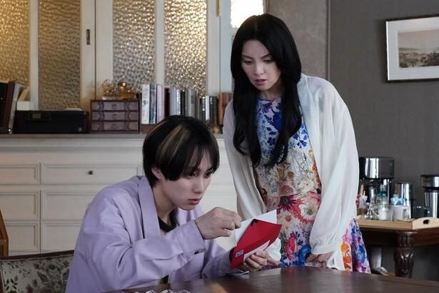 田中麗奈“麻衣子”が気にしていた、不気味な赤い封筒が事務所に届く<親愛なる夫へ>