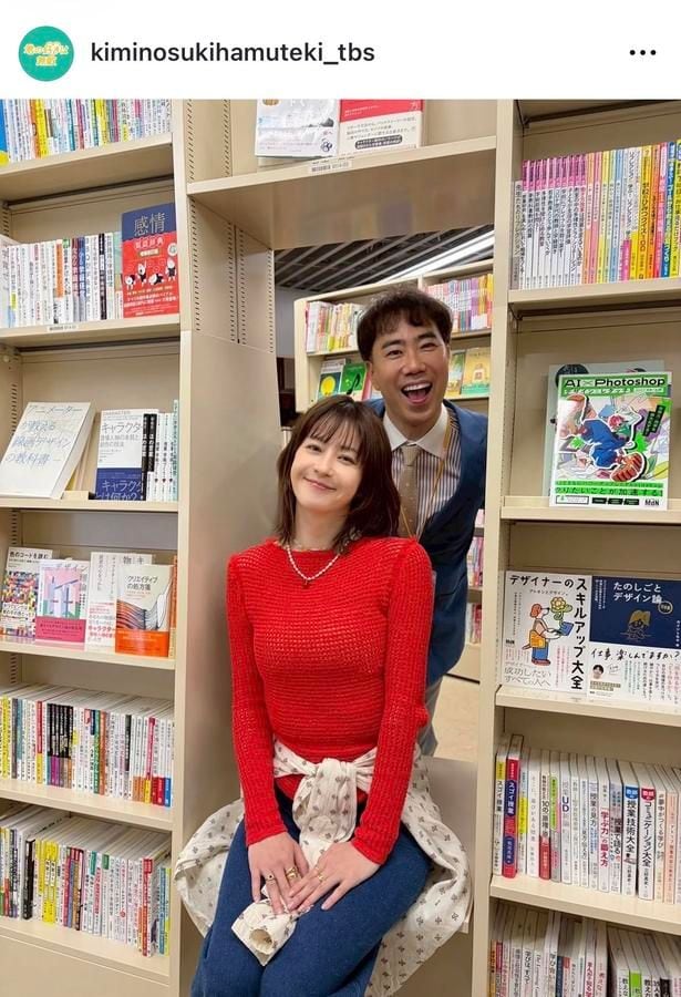【写真】松本若菜＆藤井隆が本棚の間から見せる“笑顔ショット”