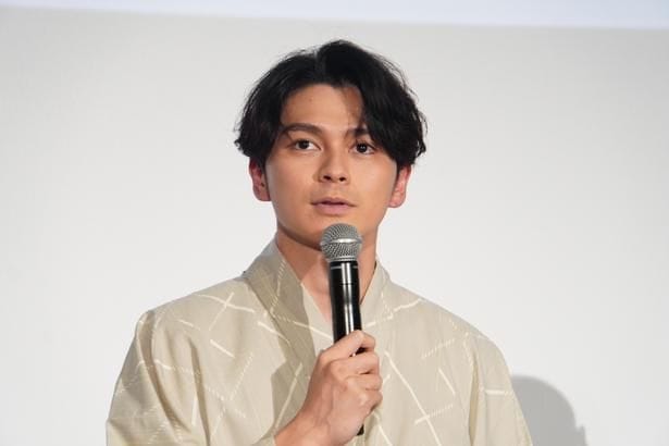 眞栄田郷敦、凛々しい表情で“今”ポーズ…スタイル抜群の全身ショットに「姿勢の良さに驚き」の声＜大空港～GATE24～＞