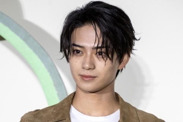 ゲスト出演の岩瀬洋志、サッカー部主将役のスポーティーなファッションに「引き込まれます」の声＜さよならノワール＞