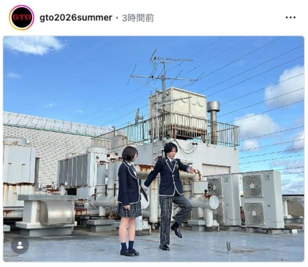 【写真】屋上でマスゲームの練習に励む稲垣来泉&森本陸斗