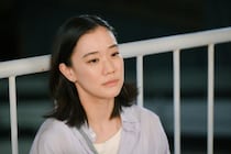 松山ケンイチ“充”と夏帆“あずさ”への疑念が深まる中、蒼井優“咲子”は新たな手がかりを見つけ出す＜Ｔシャツが乾くまで＞