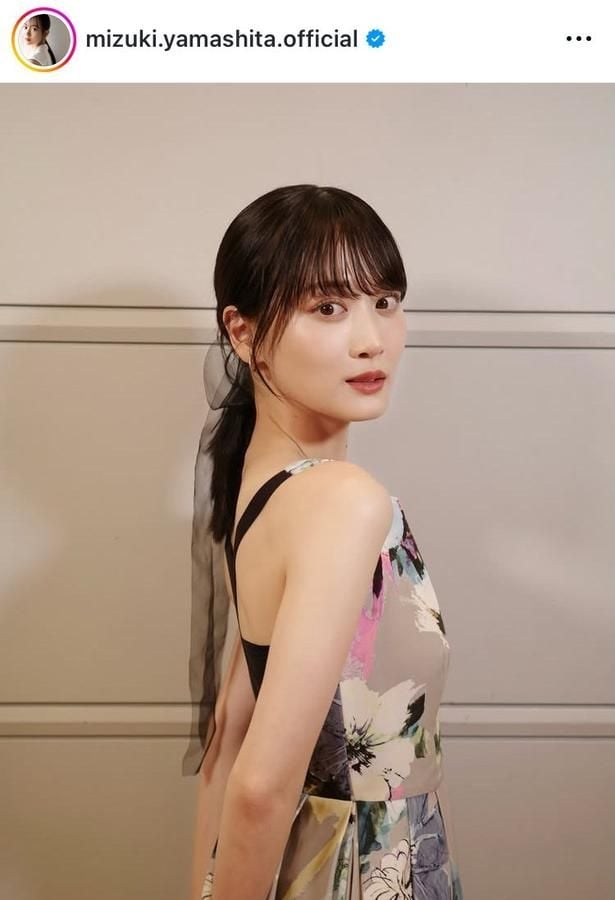 【写真】山下美月、黒リボンを添えた“ノースリ”花柄ワンピース姿