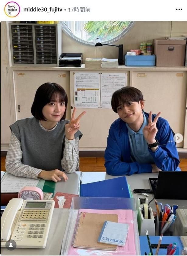 【写真】深川麻衣&中島颯太、職員室での仲良しツーショット
