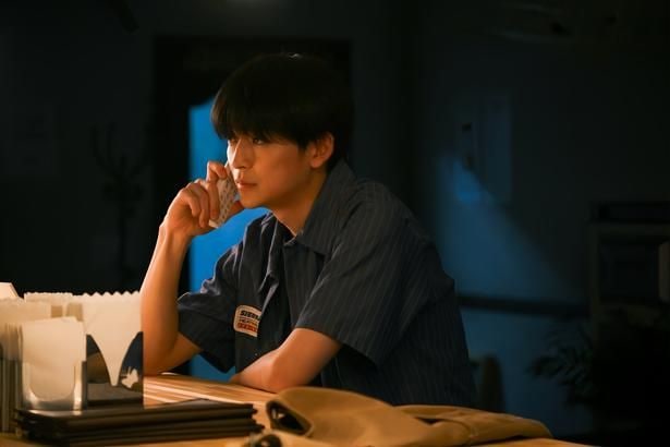 密かに充(松山ケンイチ)と連絡を取り合っていることが判明した直人(高橋文哉)
